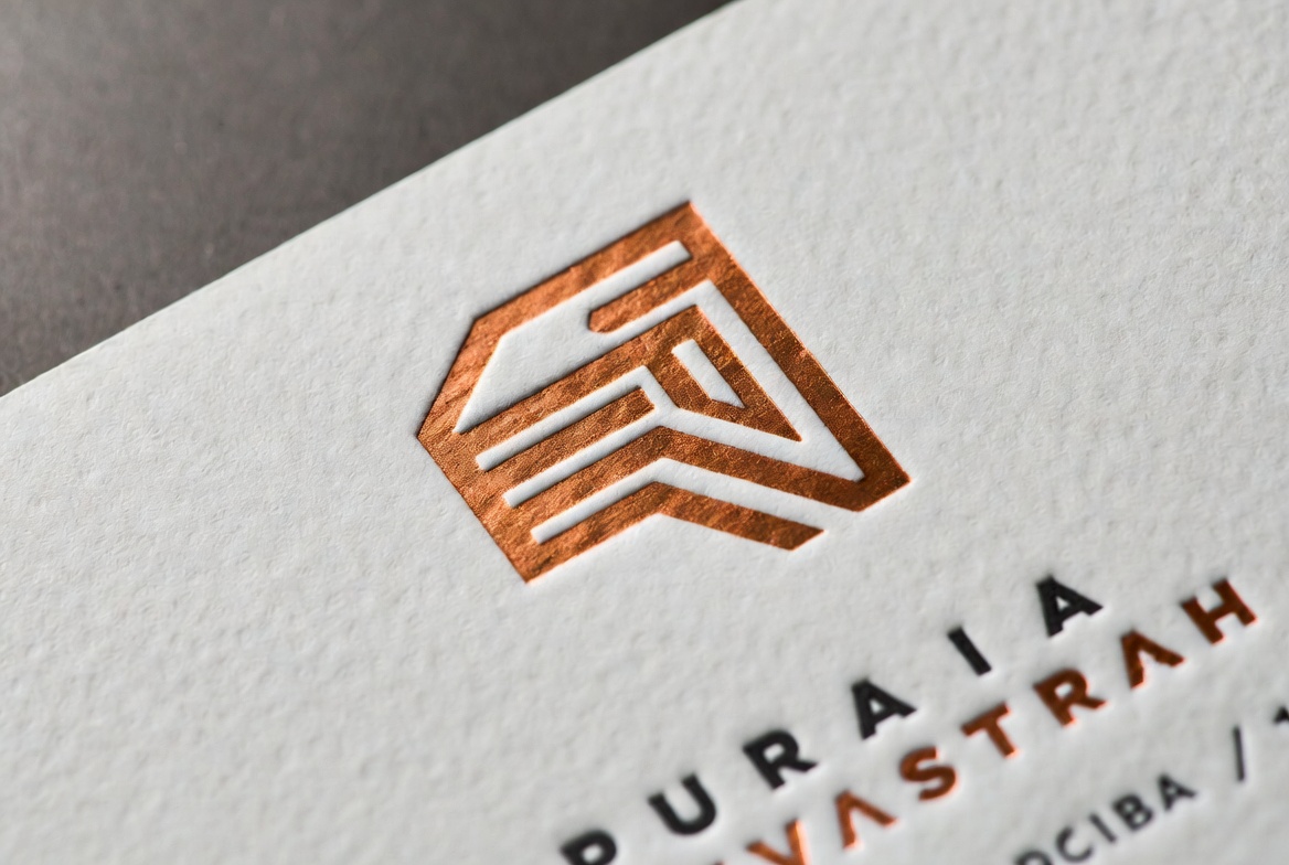 Κάρτα πολυτέλειας σε ειδικό χαρτί 600γρ με letterpress μαύρο χρώμα και χάλκινη θερμοτυπία