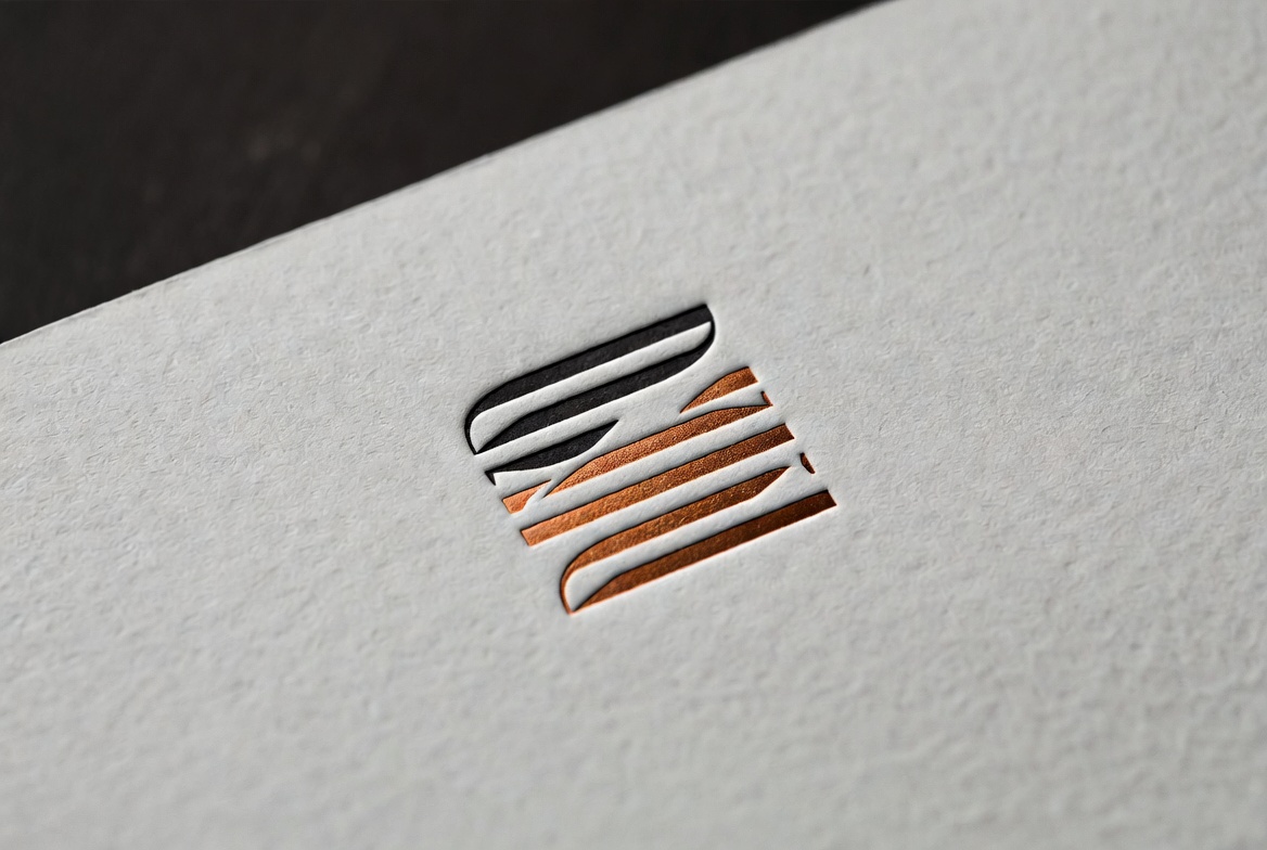 Κάρτα πολυτέλειας σε ειδικό χαρτί 600γρ με letterpress μαύρο και χάλκινο