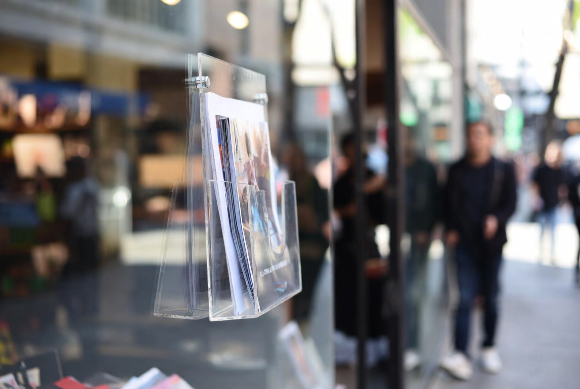 Φυλλάδια στην τζαμαρία καταστήματος | entypa.net