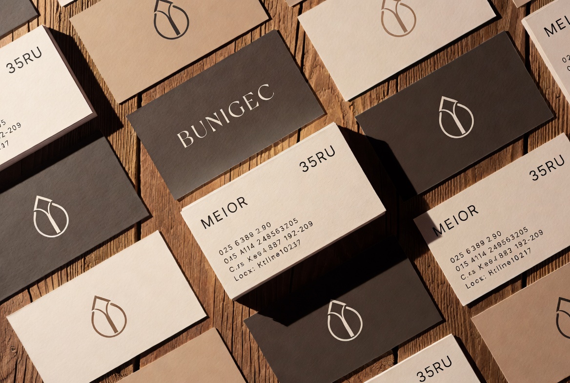 κάρτες είναι τυπωμένες σε διάφορα ειδικά χαρτιά