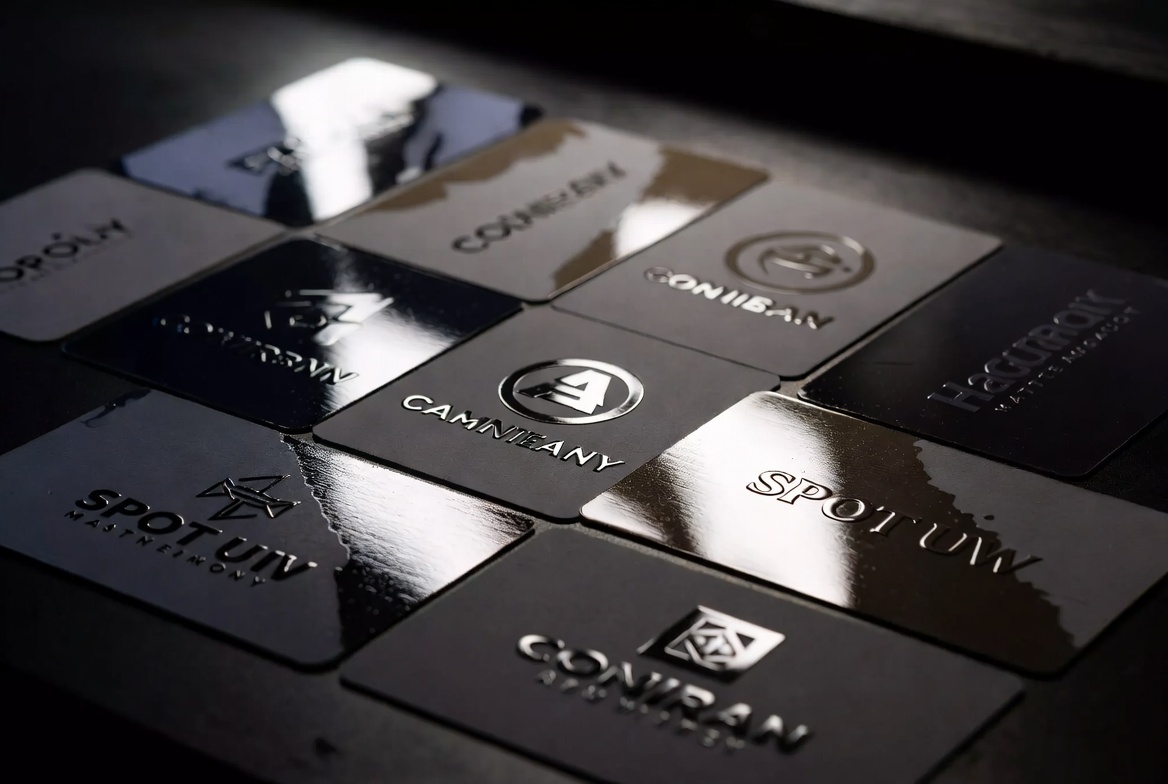 Κάρτα με spot uv 80mic