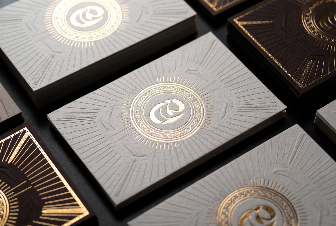 Κάρτα πολυτέλειας σε 600γρ βαμβακερό χαρτί και ανάγλυφη χρυσοτυπία